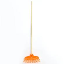 Záhradné hrable s drevenou násadou v oranžovej farbe.