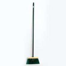 Drevená metla s plastovým vlasom, 30 cm.