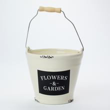 Keramický obal vedro v krémovej farbe s nápisom Flowers & Garden.