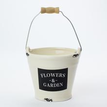 Keramické vedro s nápisom Flowers & Garden.