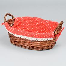 Prútený košík tmavohnedý s červenou podšívkou a bodkami.