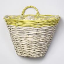 Kôš z prútia so závesom v žltej a bielej farbe.