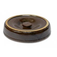 Vrchnák na sud s hnedou glazúrou.