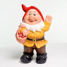 Žltý trpaslík s košom v ruke.