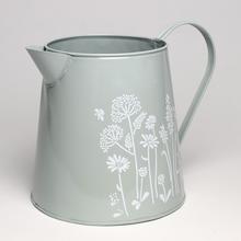 Váza džbán s lúčnými kvetmi, kovová, svetlozelená.