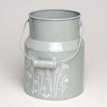 Váza konva s rúčkou v svetlozelenej farbe s lúčnymi kvetmi.