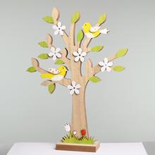 Drevený strom s vtáčikmi a kvetmi.