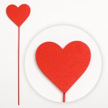 Červený drevený zápich srdce.