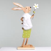 Drevená zajačica s kvetom, zelená farba.