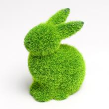 Zelený machový zajačik z keramiky.
