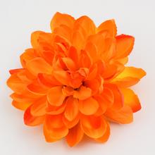 Umelá hlava dahlie v oranžovej farbe.