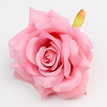 Umelá ruža v ružovej farbe s priemerom 9 cm.