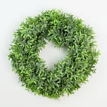 Umelý veniec z krušpánu v svetlozelenom odtieni s priemerom 28 cm.