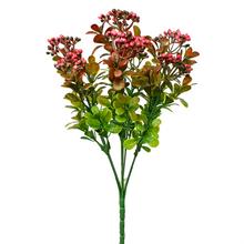 Umelé kvety s červenými bobuľami a zelenými listami.