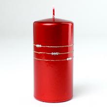 Červená vianočná sviečka s pásikmi.