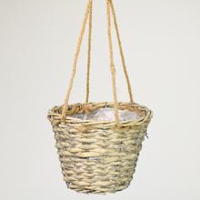 Prútený obal v šedej farbe s rozmermi 23x17 cm.