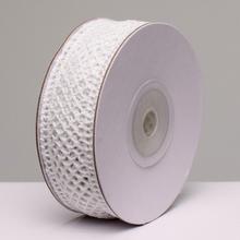 Biela čipková stuha s rozmermi 2,5 cm x 4,50 m.