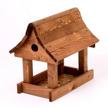 Krmítko pre vtáky z brezy s rozmermi 30x30x22cm.