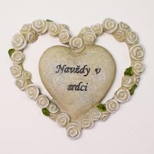 Smutné srdce so vzorom ruží a nápisom Navždy v srdci.