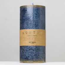 Modrá rustikálna sviečka s pásikom.