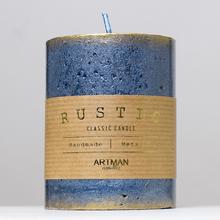 Modrá sviečka s rustikálnym vzhľadom a zlatým okrajom.