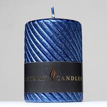 Modrá sviečka CAROLINE s textúrou.