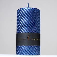 Modrá sviečka CAROLINE s textúrou.
