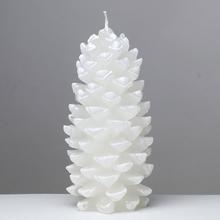 Biela sviečka v tvare šišky.