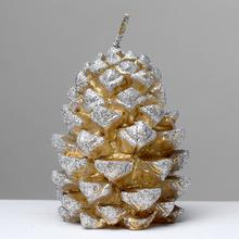 Zlatá vianočná sviečka v tvare šišky s metalickým povrchom.