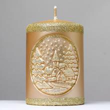 Zlatý vianočný sviečka s krajinkou.
