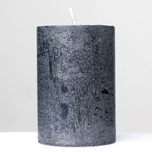 Čierna sviečka Rustic Glitter s textúrou.