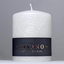 Biela vianočná sviečka TIVANO s ornamentom.