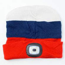 Čiapka s čelovým svetlom v trikolóre.