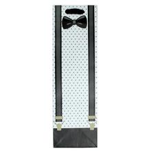 Elegantná darčeková taška s motívom motýlika a pruhmi.