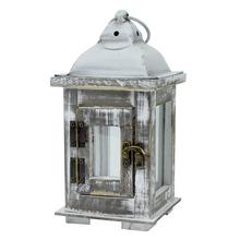 Biely lampáš s rustikálnym dizajnom.