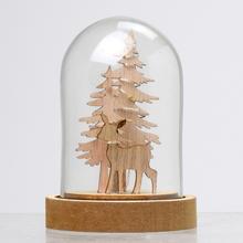 Vianočná dekorácia LED domček s jelene a stromom v sklenenej kupole.