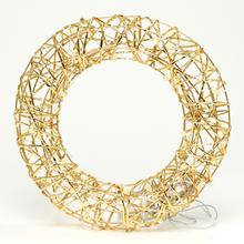 Vianočný veniec so zlatými perlami a LED svetlami.