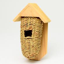 Búdka z dreva a morskej trávy pre vtáky.