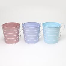 Sada kovových obalov s uchom v troch farbách.