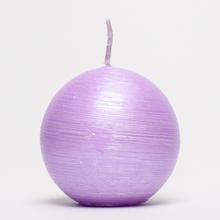 Lila guľa sviečka s hladkým povrchom.