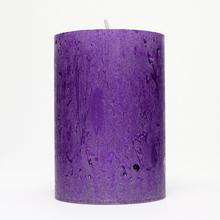 Fialová sviečka Rustic Glitter s priemerom 7 cm a výškou 10 cm.