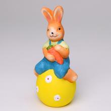 Keramický zajačik sediaci na vajíčku.