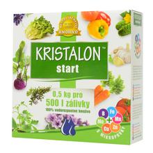 Hnojivo KRISTALON ŠTART 500g v obale s rôznymi rastlinami.