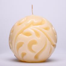 Guľa sviečka vyrezávaná v ecru farbe.