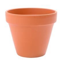 Terakotový kvetináč s priemerom 11,3 cm.