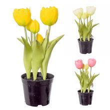Umelé tulipány v črepníku, rôzne farby.