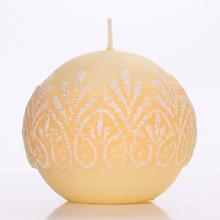 Sviatočná sviečka v tvare gule s ornamentom.