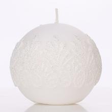 Biela sviečka v tvare gule s ornamentálnym vzorom.