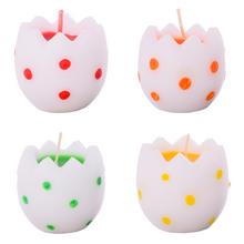 Veľkonočné sviečky vo forme vajec s bodkami v mixe farieb.