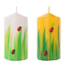 Sviečky valec s motívom lienky a trávy.